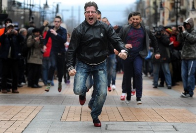 ハイヒールの履き心地はいかが？男性の「女性靴ウオーク」