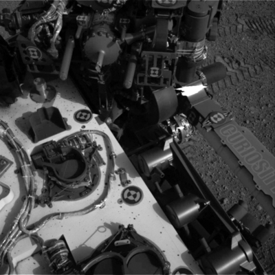 火星地表にわだちくっきり、キュリオシティー初テスト走行に成功