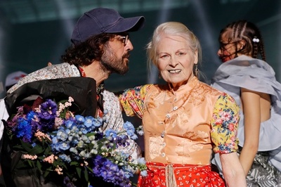 V・ウエストウッド、若さの秘訣は「週1回の入浴」