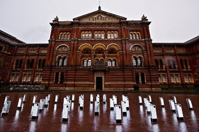 爆音で博物館が倒壊する？ナパーム・デス企画ライブ急きょ中止、英V&A