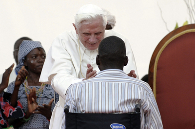 ローマ法王参加の集会で将棋倒し、2人死亡 アンゴラ