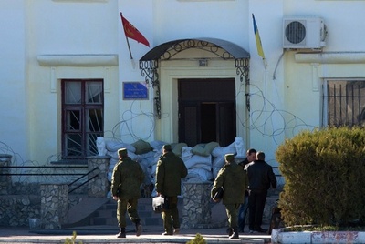 ロシア部隊がクリミアのウクライナ海軍基地を掌握