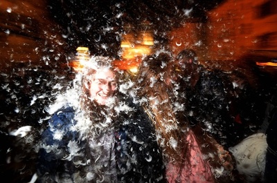 枕投げイベントが白熱！広場に羽毛散乱 チェコ