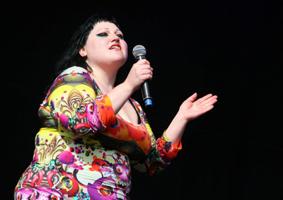 ベス・ディットー、M・A・Cとコラボレーション