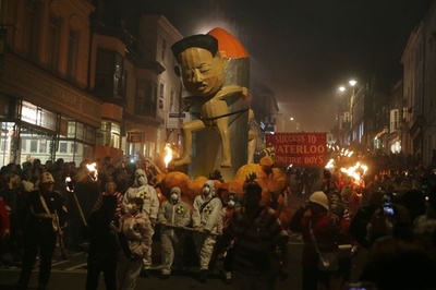 ボンファイア・ナイト、トランプ氏と金正恩氏の人形も 英国