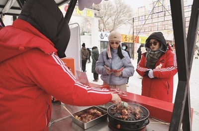 チチハル市 冬季氷雪バーベキューカーニバルがスタート