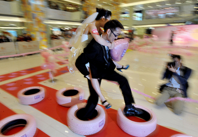 パートナー背負って走れ、バレンタイン障害物競走　香港