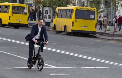 キエフ市長、自転車で役所に通勤 ウクライナ