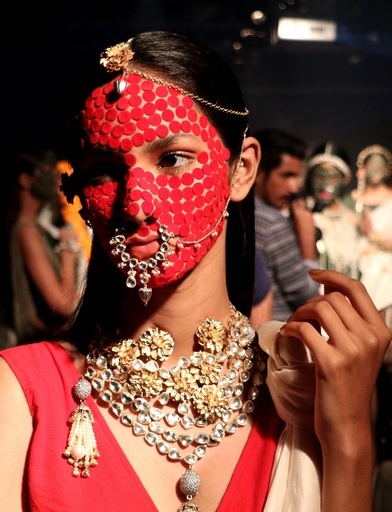 ＜17年秋冬ラクメ・ファッション・ウィーク＞ インドの花にインスパイアされた精巧なジュエリー「Vasundhara Mantri」