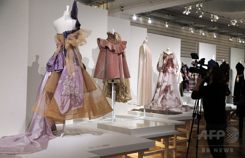 ケンゾーやイッセイ ミヤケの作品も、仏パリで「ファッション・ミックス」展