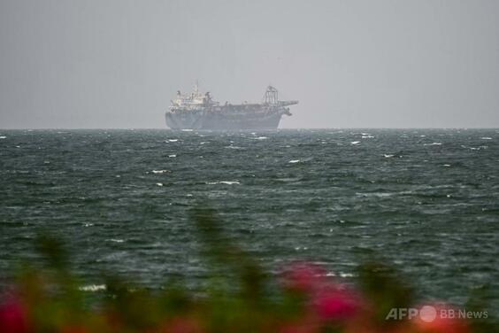機雷接触でタンカー2隻炎上、ホルムズ海峡 イラン「違法ルート航行」