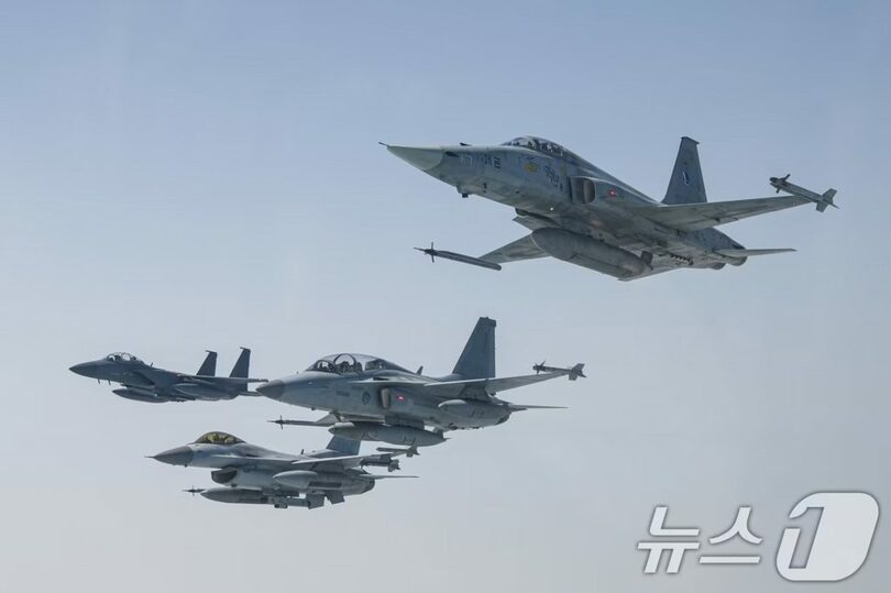 2025年4月18日、編隊飛行中の韓米空軍戦闘機＝空軍提供(c)news1