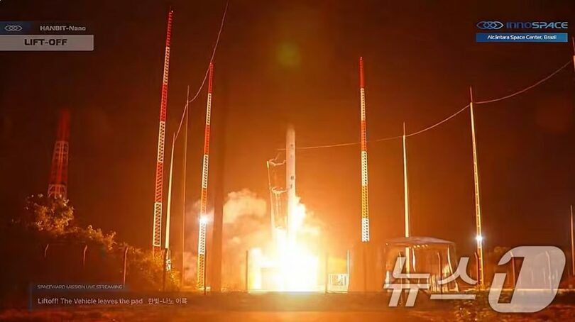 2025年12月23日午前（韓国時間）、ブラジルのアルカンタラ宇宙センターで、イノスペースの商業用宇宙ロケット「ハンビッ・ナノ」が発射されている様子＝同社ユーチューブ生中継より(c)news1
