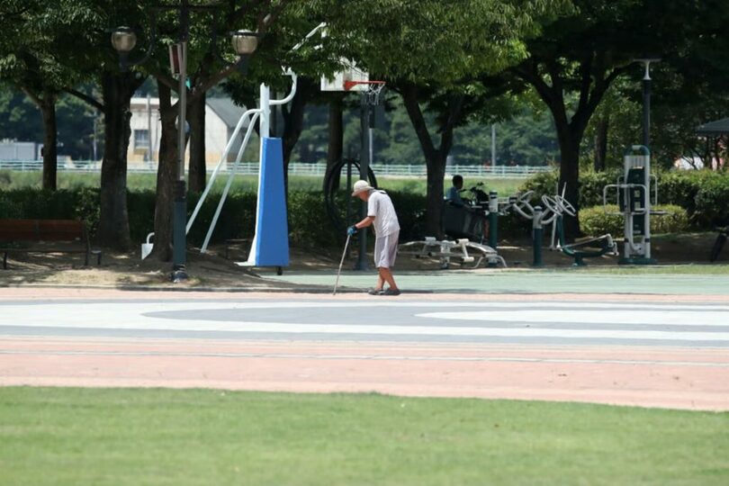 猛暑が続いた7月27日、大邱市寿城区の寿城池にある尚和公園で、つえをつきながら歩く高齢者＝記事の内容とは直接関係ありません(c)MONEYTODAY