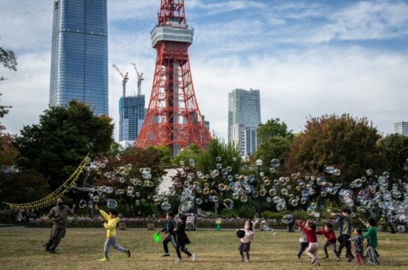 昨年11月、東京のある広場で子どもたちがシャボン玉遊びをしている(c)AFPBBNews/news1