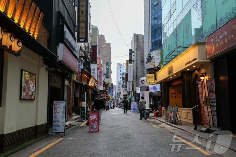 閑散としたソウル市鍾路区の商店街(c)news1