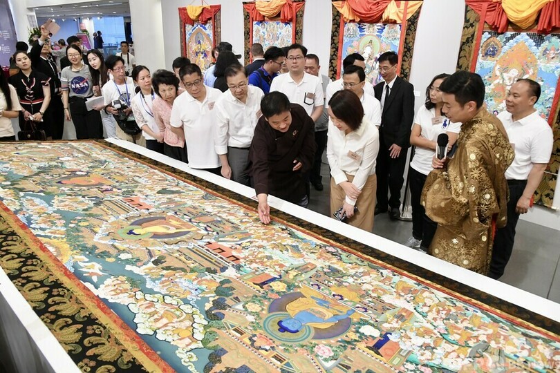 チベット仏画タンカで「共同富裕」を目指す青海省同仁市 中国