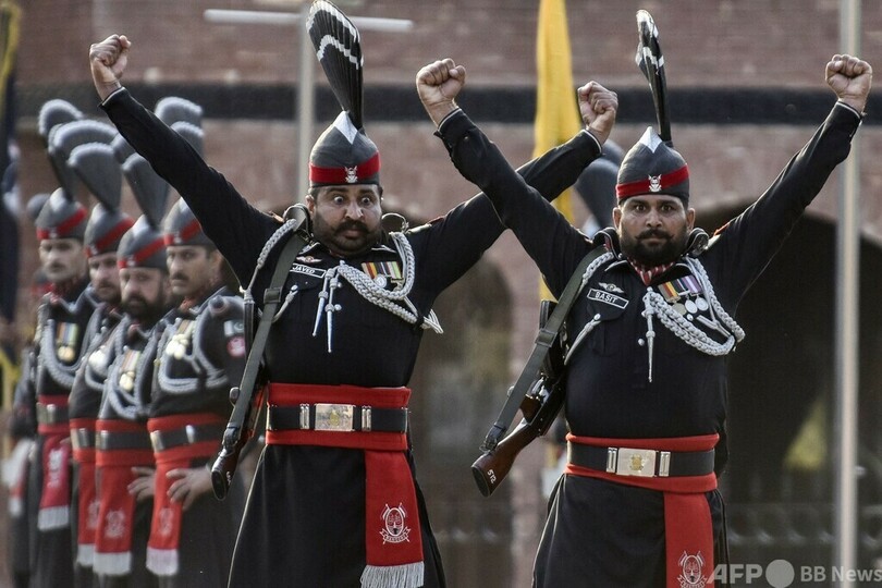 【今日の1枚】インド・パキスタン国境検問所の「国旗降納式」