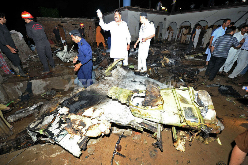 パキスタンで旅客機墜落、127人全員死亡