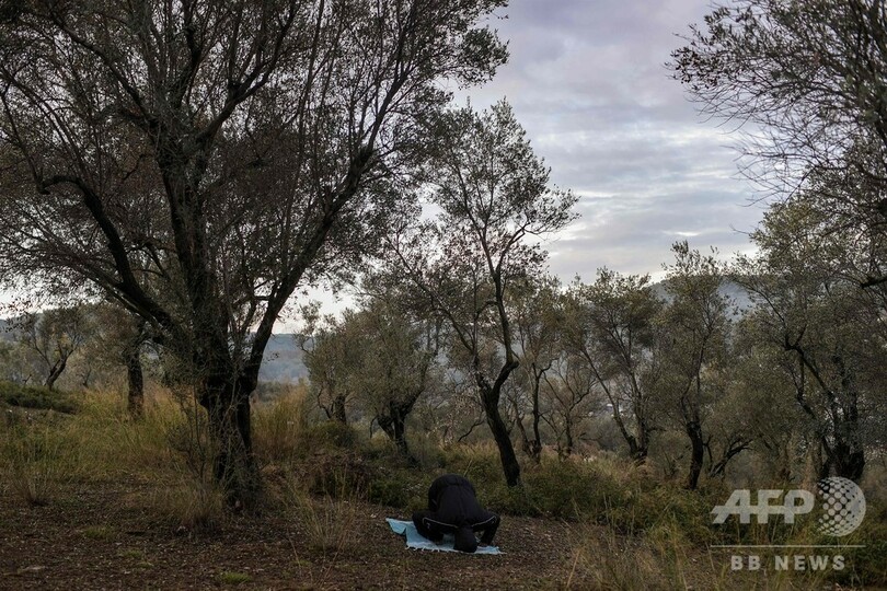 寒さと雨に凍える難民 スラム街と化したキャンプ ギリシャ