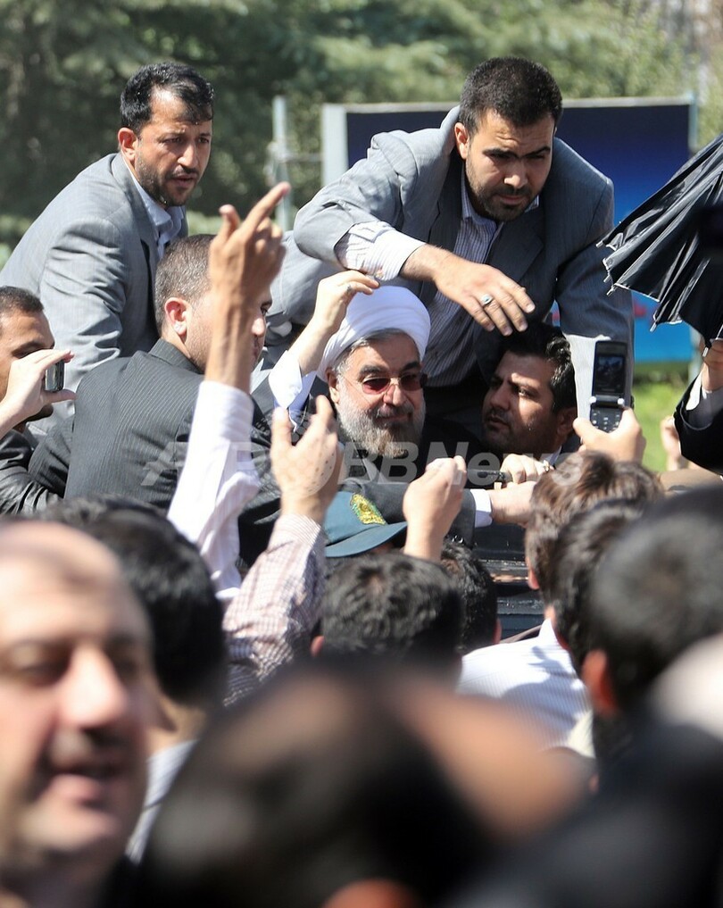 イラン大統領帰国、靴が投げつけられる場面も