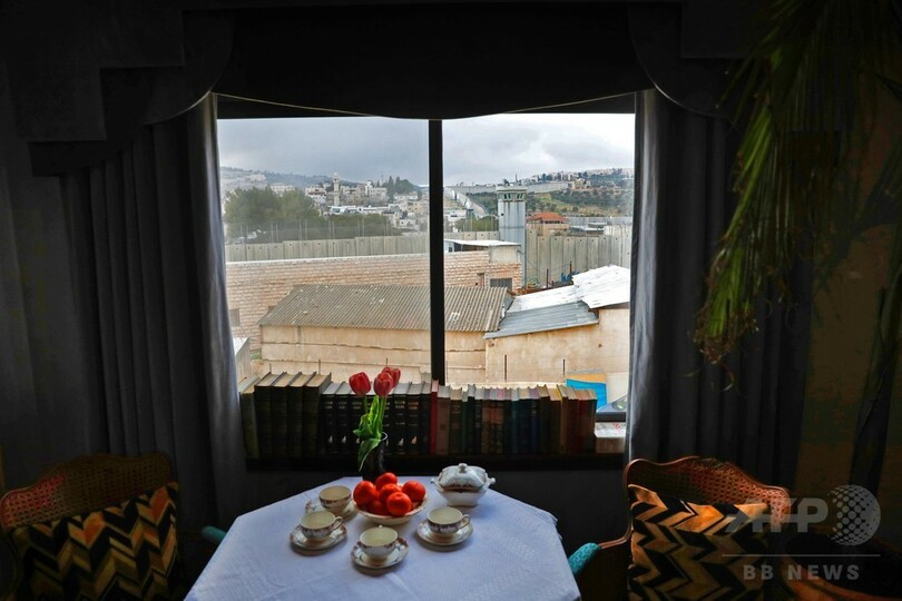 バンクシーが「世界最悪の眺め」のホテル開業 パレスチナ自治区