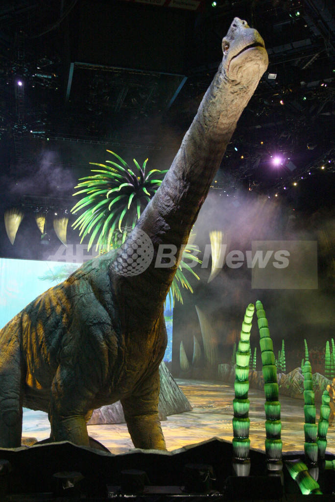 パリで動く恐竜ショー 紀元前にタイムスリップ フランス 写真8枚 国際ニュース Afpbb News