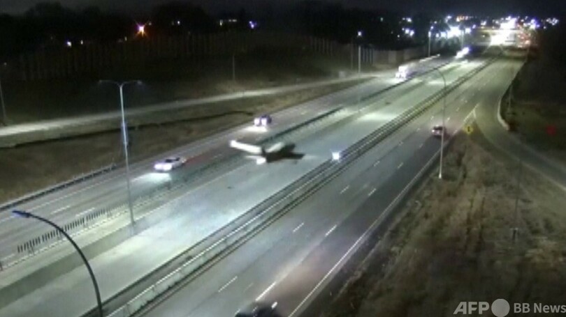 軽飛行機が夜間の幹線道路に緊急着陸、けが人なし 米ミネソタ州