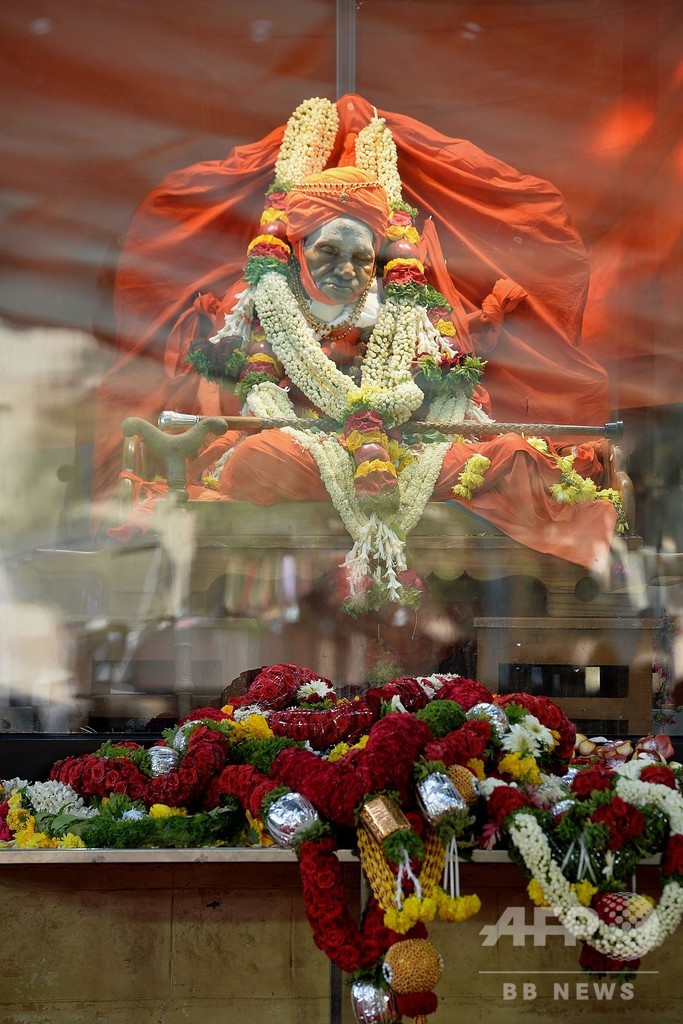 インドの「歩き神」111歳で死去 遺体に群衆殺到 インドの「歩き神」111歳で死去 遺体に群衆殺到