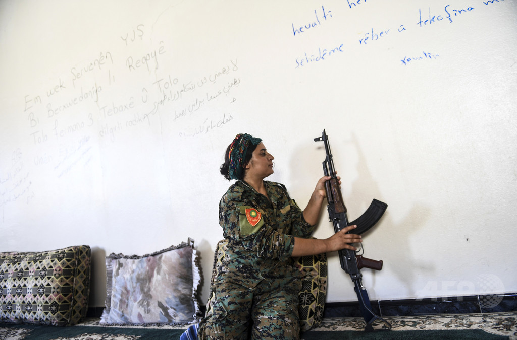 元IS性奴隷の女性戦闘員、「復讐のため」ラッカ奪還作戦に参加 写真3枚 国際ニュース:AFPBB News