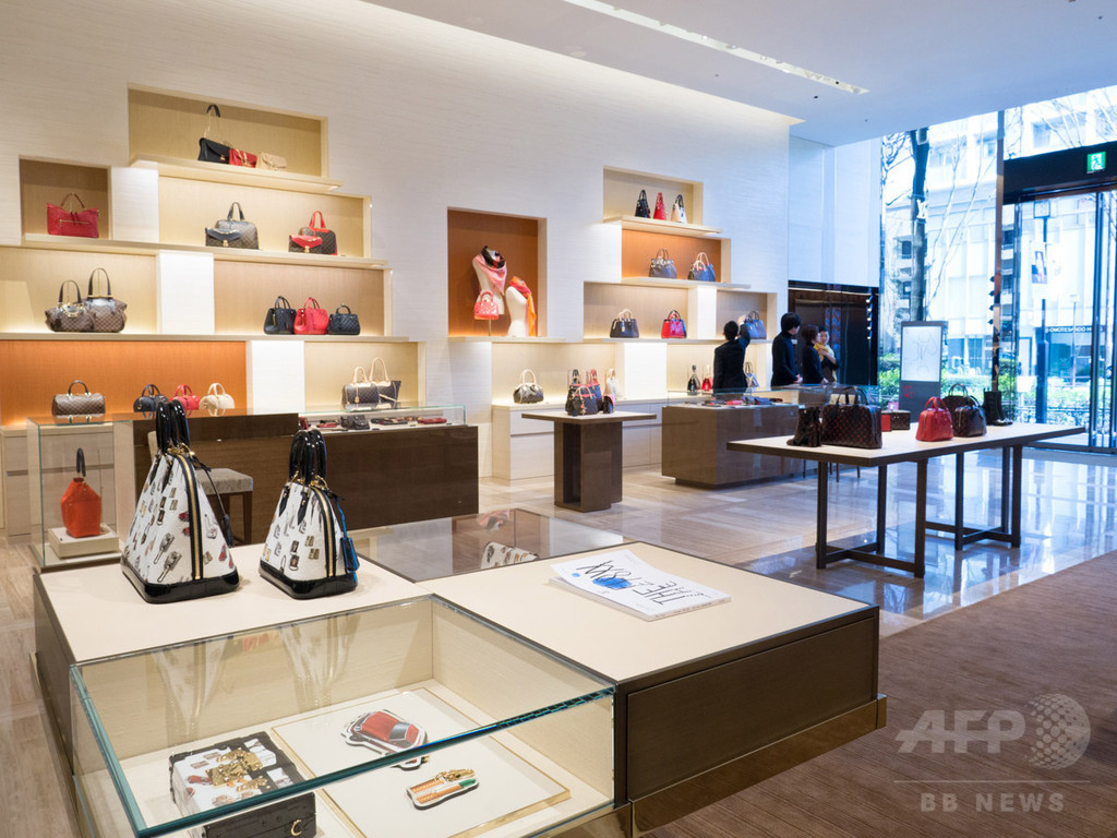 「ルイ・ヴィトン」表参道店がリニューアルオープン、先行発売アイテムも