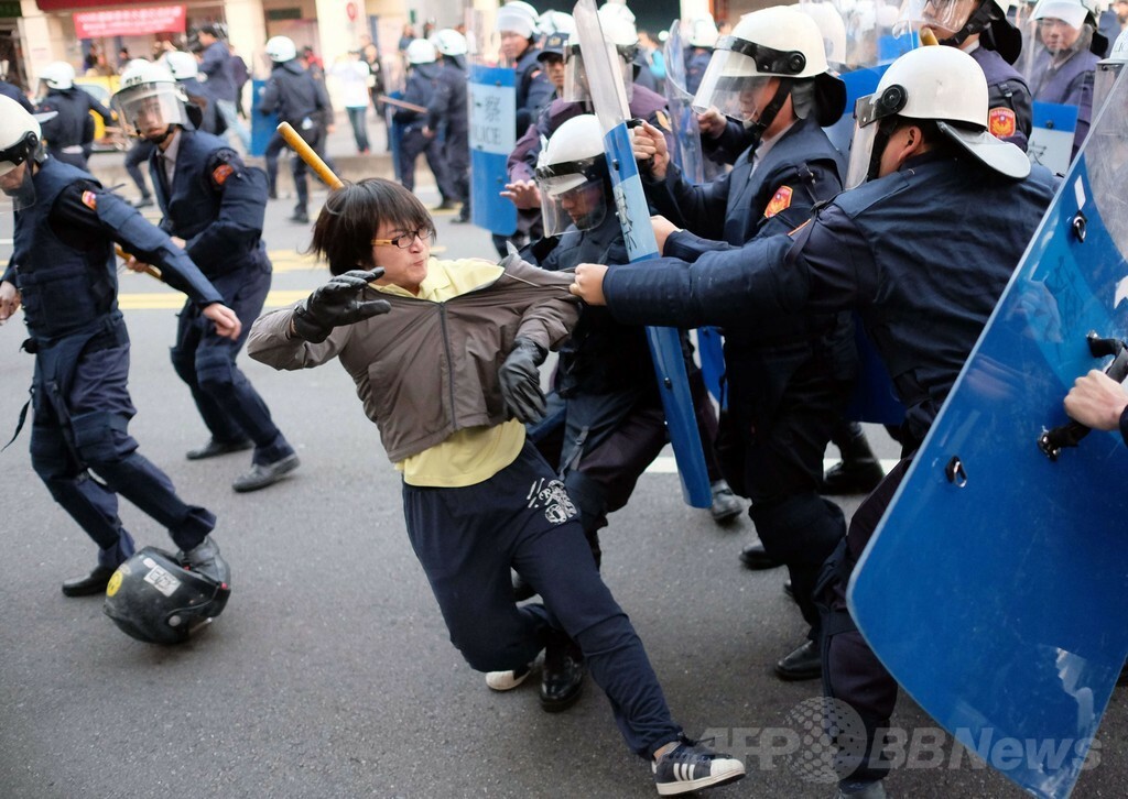 写真特集】台湾警察、対中協定反対派を強制排除 国際ニュース：AFPBB News