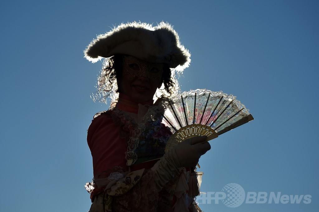 ベネチア恒例カーニバル、「天使の飛行」で最高潮に