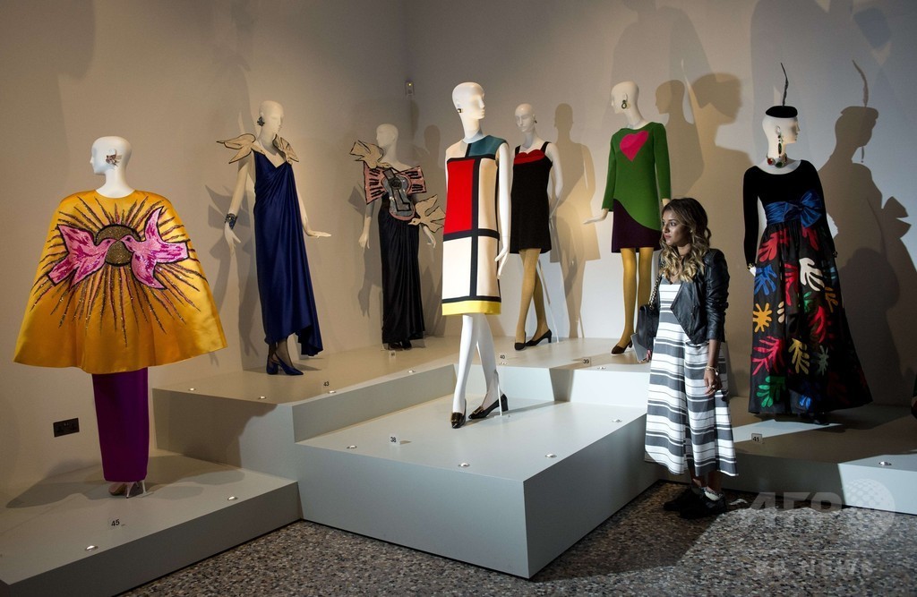 イヴ・サンローラン回顧展、英バウズ博物館で開催