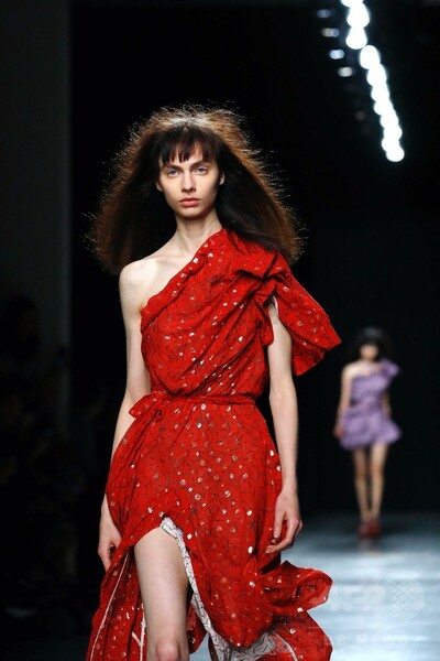 「アンドレアス・クロンターラー フォー ヴィヴィアン・ウエストウッド」17年春夏