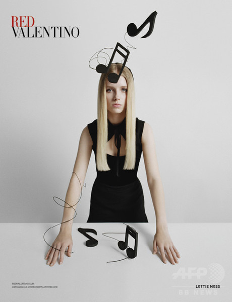 「レッド ヴァレンティノ」、ロティ・モスを新ADビジュアルに起用