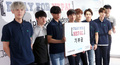 韓国・ソウルで行われた、ネパール支援のための募金活動に臨む、アイドルグループ「EXO（エクソ）」のメンバー（2015年5月15日撮影）。(c)STARNEWS