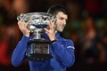 全豪オープンテニス、男子シングルス決勝。優勝を飾り、トロフィーを掲げるノバク・ジョコビッチ（2016年1月31日撮影）。(c)AFP/PETER PARKS