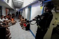 フィリピンの首都マニラ（Manila）近郊にあるビリビッド（Bilibid）刑務所で行われた捜索の様子（2014年12月16日撮影）。(c)AFP