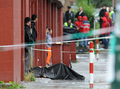 スロバキア・ブラチスラバ（Bratislava）郊外で、乱射事件で殺害され黒いシートがかぶせられた遺体（2010年8月30日撮影）。(c)AFP/SAMUEL KUBANI