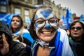 英スコットランドのエディンバラで、スコットランドの旗を掲げて旧市街を行進する独立支持派たち（2019年10月5日撮影）。(c)Andy Buchanan / AFP