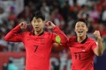 サッカーアジアカップ、準々決勝、オーストラリア対韓国。FKからチーム2点目を決めて喜ぶ韓国の孫興民（左、2024年2月2日撮影）。(c)Giuseppe CACACE / AFP
