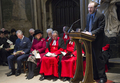 英ロンドンのウェストミンスター寺院（Westminster Abbey）で行われたチャールズ・ディケンズ（Charles Dickens）の生誕200年記念式典で、ディケンズの小説を読み上げる俳優のレイフ・ファインズ（Ralph Fiennes）さん（右）。左端はチャールズ皇太子（Prince Charles）夫妻（2012年2月7日撮影）。(c)AFP/ARTHUR EDWARDS