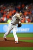 17MLBワールドシリーズ（7回戦制）第4戦、ヒューストン・アストロズ対ロサンゼルス・ドジャース。先発登板するヒューストン・アストロズのチャーリー・モートン（2017年10月28日撮影）。(c)AFP/Getty Images/Ezra Shaw