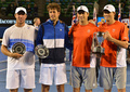 全豪オープンテニス（Australian Open Tennis Tournament 2013）は26日、男子ダブルス決勝が行われ、大会第1シードのボブ・ブライアン（Bob Bryan）/マイク・ブライアン（Mike Bryan、米国）組が6-3、6-4でロビン・ハーセ（Robin Haase）/イゴール・シスリング（Igor Sijsling、オランダ）組を下し、優勝を飾った。

表彰式に臨む（右から）マイク・ブライアン/ボブ・ブライアン組ロビン・ハーセ/イゴール・シスリング組（2013年1月26日撮影）。(c)AFP/PAUL CROCK