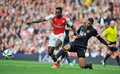 14-15イングランド・プレミアリーグ第8節、アーセナル（Arsenal）対ハル・シティ（Hull City）。ハル・シティのカーティス・デイヴィーズ（Curtis Davies、右）とボールを競るアーセナルのダニー・ウェルベック（Danny Welbeck、2014年10月18日撮影）。(c)AFP/GLYN KIRK