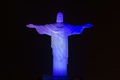 ブラジル・リオデジャネイロ（Rio de Janeiro）のコルコバード（Corcovado）の丘に立つ、ホンジュラスの国旗の色に染め上げられた巨大なキリスト像（Christ the Redeemer、2014年6月11日撮影）。(c)AFP/YASUYOSHI CHIBA