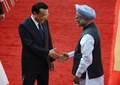 インド・ニューデリー（New Delhi）の大統領府で行われた公式歓迎式典で握手する中国の李克強（Li Keqiang）首相（左）とインドのマンモハン・シン（Manmohan Singh）首相（2013年5月20日撮影）。(c)AFP/RAVEENDRAN