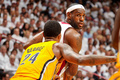 12-13NBAは3日、イースタンカンファレンス決勝（7回戦制）の第7戦が行われ、マイアミ・ヒート（Miami Heat）が99-76でインディアナ・ペイサーズ（Indiana Pacers）を破り、3年連続NBAファイナル進出を果たした。

インディアナ・ペイサーズのポール・ジョージ（Paul George）とマッチアップするマイアミ・ヒートのレブロン・ジェームズ（LeBron James、2013年6月3日撮影）。(c)AFP/Getty Images/NBAE/Issac Baldizon