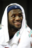 ベンチで笑顔を見せる米国のレブロン・ジェームズ（%%LeBron James%%）。(c)AFP/Getty Images Jamie Squire